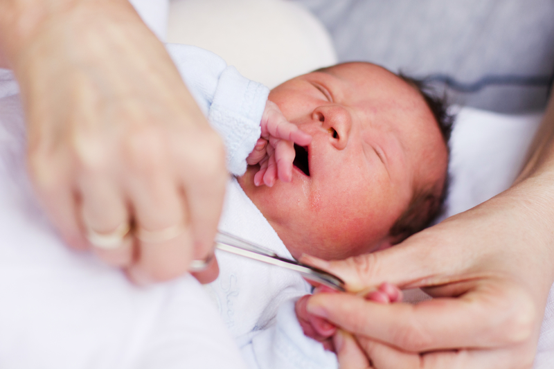 Cómo y cuándo cortar las uñas de los recién nacidos / de los bebés