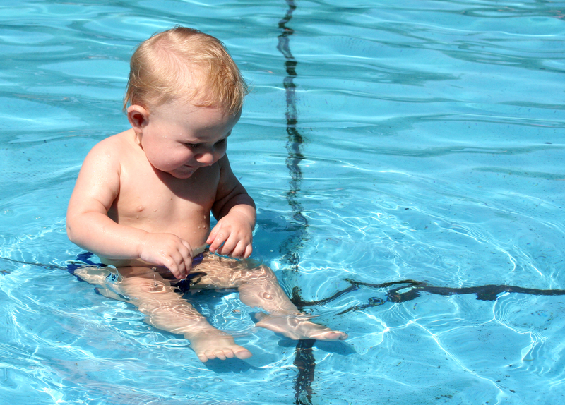 Con qué frecuencia llevar a los bebés a la piscina