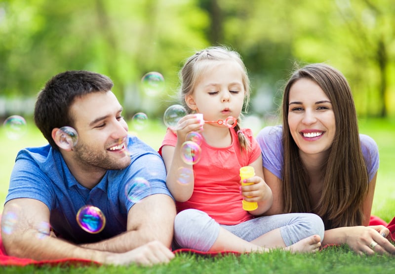 Por qué es importante que los padres jueguen con los niños
