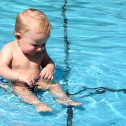 Con qué frecuencia llevar a los bebés a la piscina