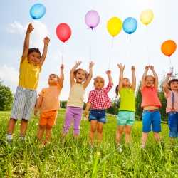 Preparativos para la fiesta de cumpleaños de los niños