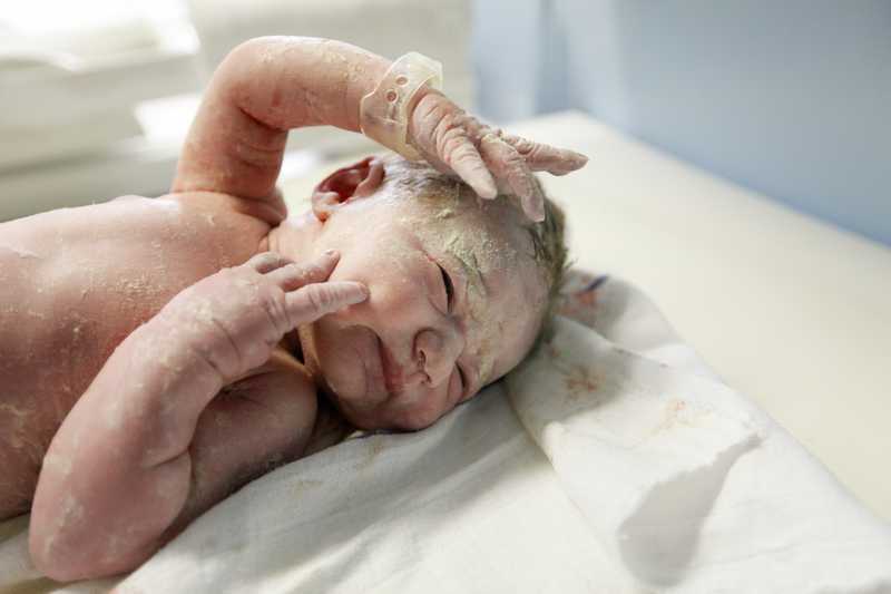 Vérnix caseosa, cuándo bañar al bebé recién nacido