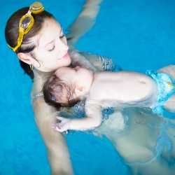 Matronatación paso a paso: mamá y bebé nadan juntos