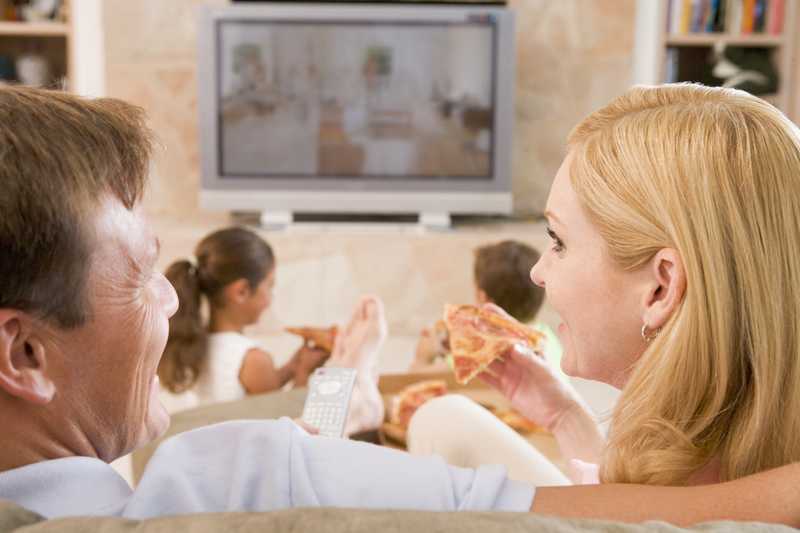 ¿Se debe apagar la televisión en las comidas?