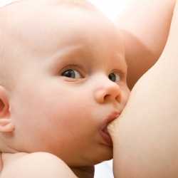 Lactancia materna: Cómo saber si ha tomado suficiente