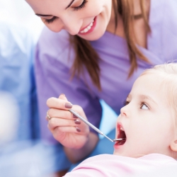 Cuándo llevar al niño o al bebé al dentista por primera vez
