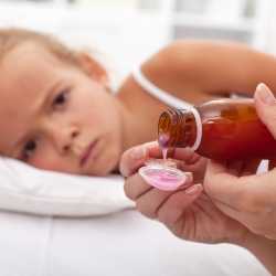 Bebés y niños con neumonía infantil