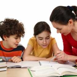 ¿Debemos echar una mano a los hijos en sus deberes escolares?
