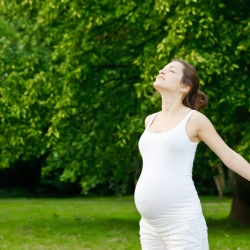 ¿Es normal que sea difícil respirar profundo en los últimos meses del embarazo?