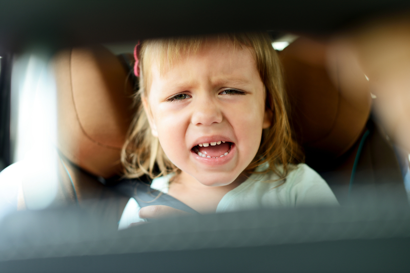 ¿Qué hago si mi hijo no quiere sentarse en la sillita de seguridad del coche o auto?