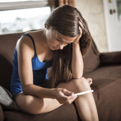 ¿Qué debo hacer si me entero de que mi hija adolescente está embarazada?