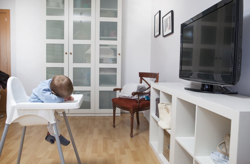 ¿Está mal que mi hijo se duerma mirando la tele?