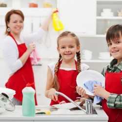 Los niños pueden y deben colaborar en las tareas del hogar