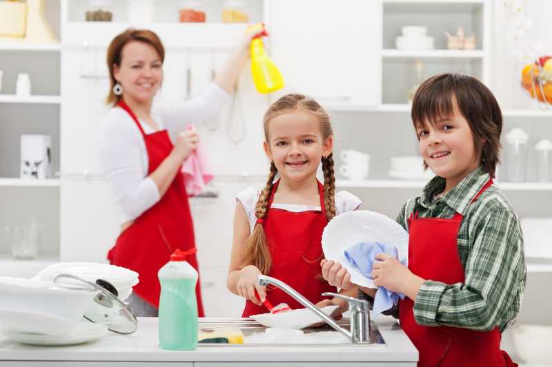 Los niños pueden y deben colaborar en las tareas del hogar