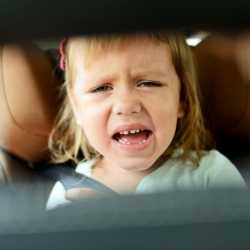 ¿Qué hago si mi hijo no quiere sentarse en la sillita de seguridad del coche o auto?