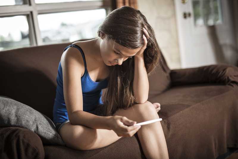 ¿Qué debo hacer si me entero de que mi hija adolescente está embarazada?