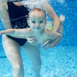 Materiales de aprendizaje para los bebés en la piscina
