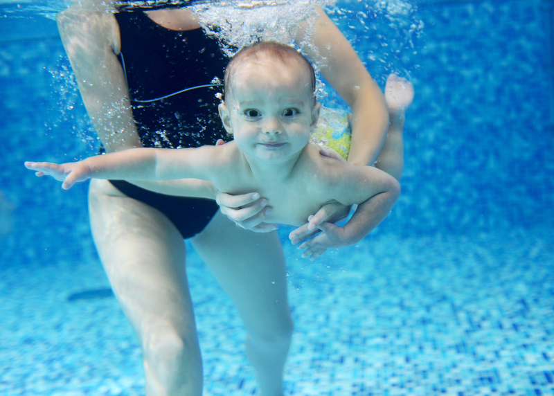 Materiales de aprendizaje para los bebés en la piscina