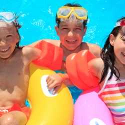 Materiales recomendados para los niños en la piscina