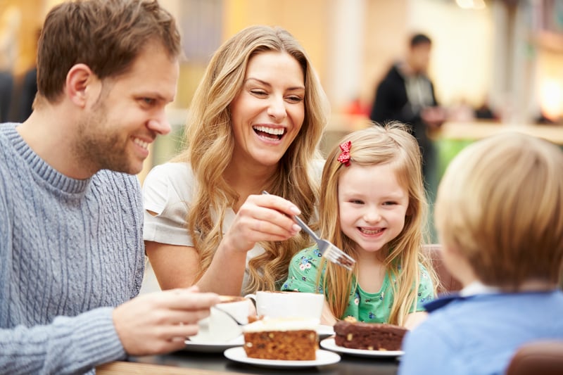 Errores y consejos para enseñar buenos hábitos en la mesa