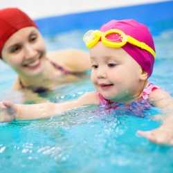 La matronatación: la natación del bebé con la madre