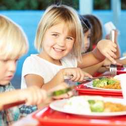 ¿Por qué los niños comen mejor en el comedor del colegio?