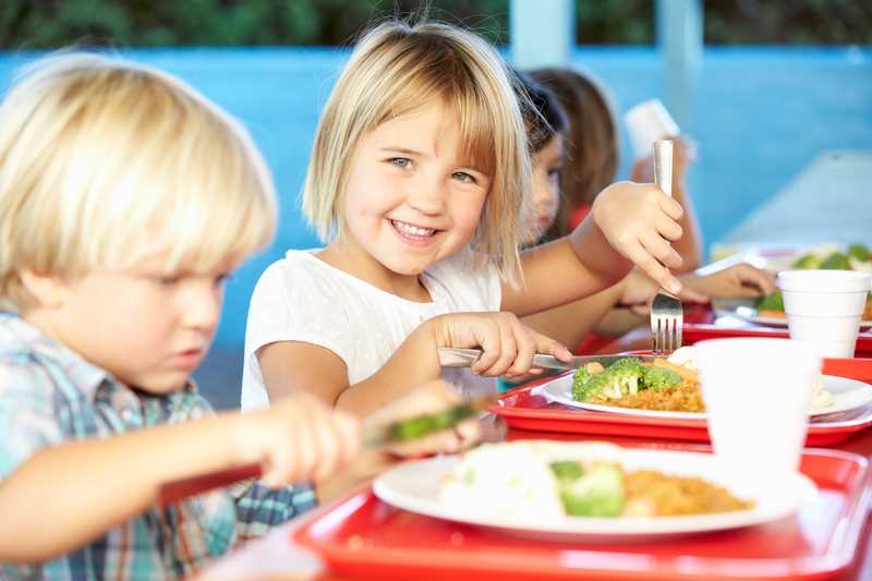 ¿Por qué los niños comen mejor en el comedor del colegio?