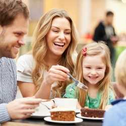 Errores y consejos para enseñar buenos hábitos en la mesa