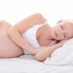 Embarazo: ¿cuál es la mejor posición para dormir?