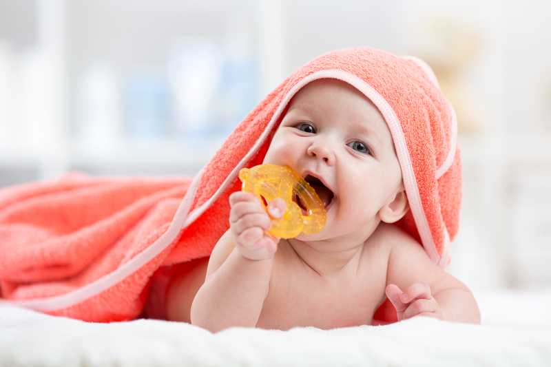Cómo aliviar las molestias de los dientes del bebé