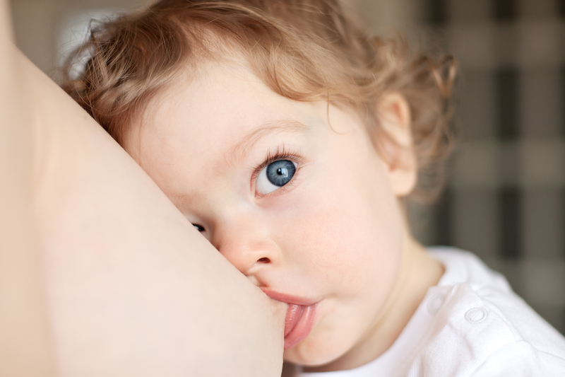 ¿Hasta cuándo alimentar al bebé con leche materna?