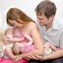 Amamantar a mellizos o gemelos: dar el pecho a más de un bebé