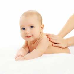 Los beneficios para los padres de masajear su bebé