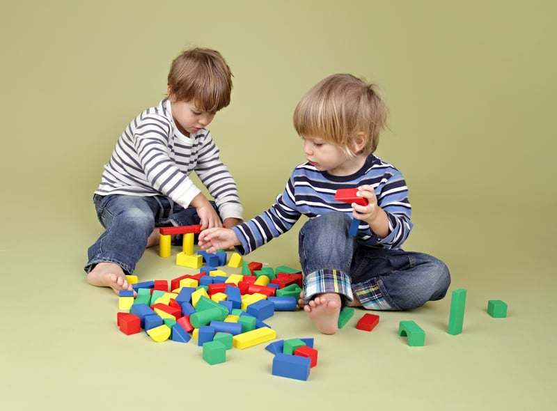 Cómo ayudar y enseñar a compartir a los niños