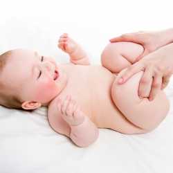 Cómo dar masajes al bebé o al niño