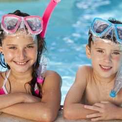 Niños seguros en la piscina