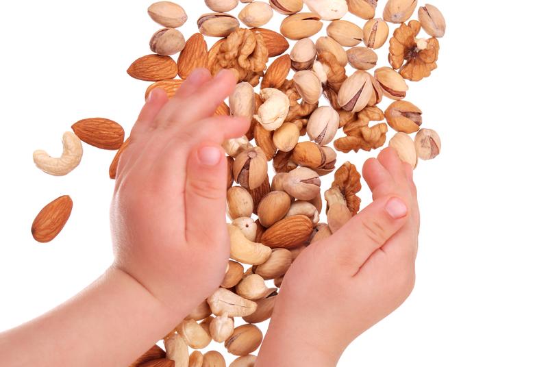 El peligro y los riesgos de dar frutos secos a los niños pequeños