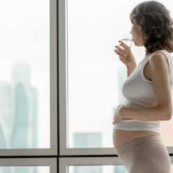 Los beneficios del agua durante el embarazo