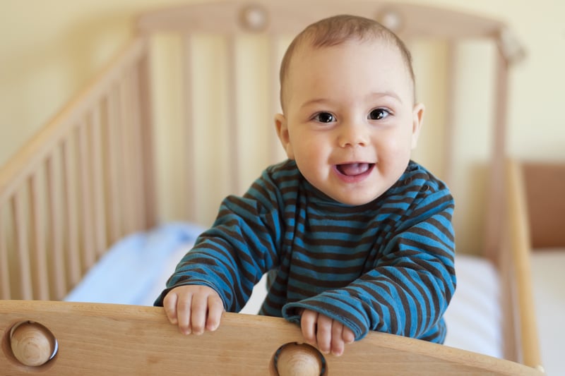 El bebé no quiere dormir y se escapa de la cuna