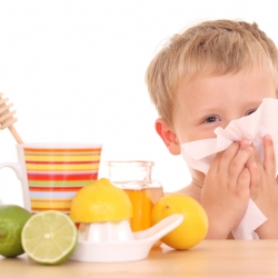 ¿La miel es buena para calmar la tos de los niños?