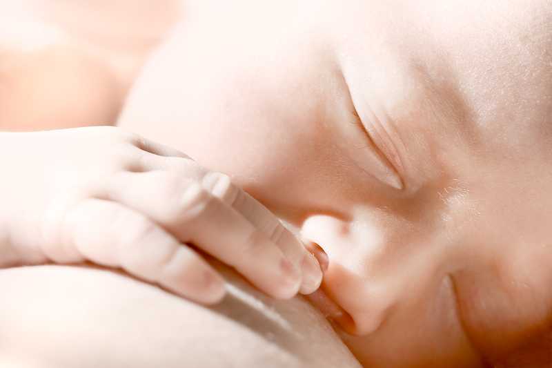 Beneficios del calostro en los intestinos del recién nacido