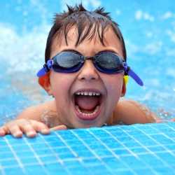 Niños bien vigilados en la piscina