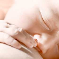Beneficios del calostro en los intestinos del recién nacido