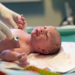 Exámenes y pruebas al bebé cuando nace