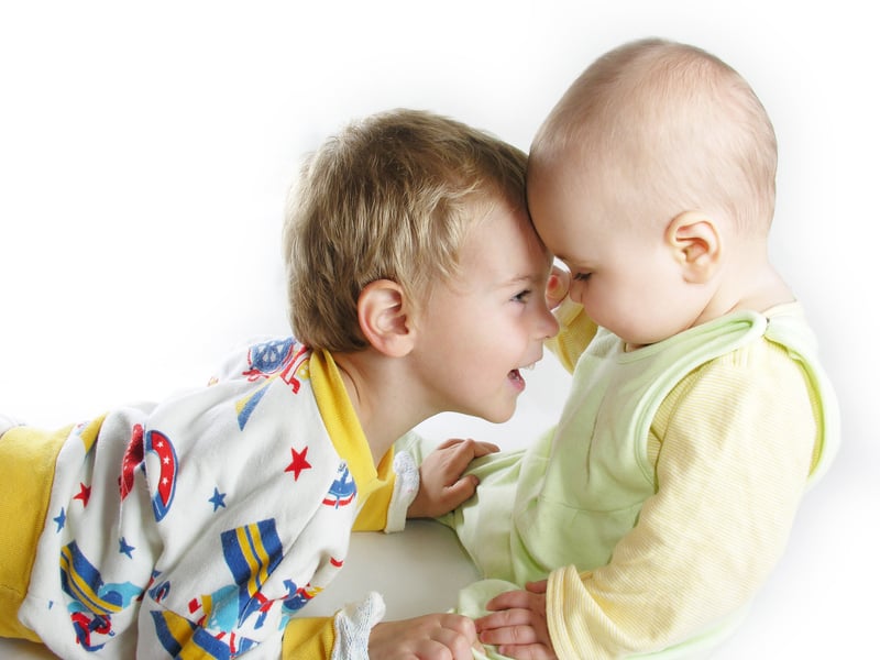 ¿Cómo convive un bebé con su hermano mayor?