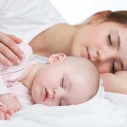 Beneficios de dormir junto a un bebé recién nacido