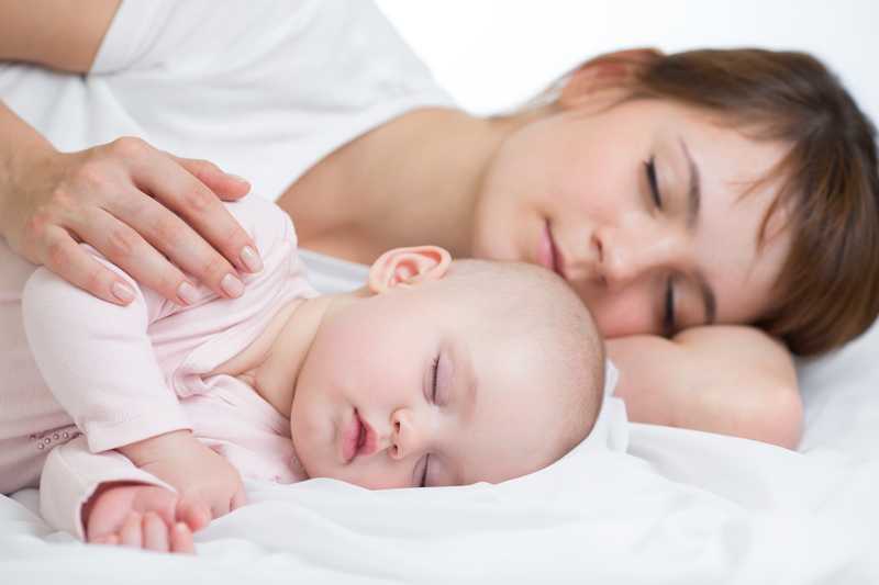 Beneficios de dormir junto a un bebé recién nacido