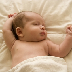 ¿Los bebés deben dormir con o sin luz?