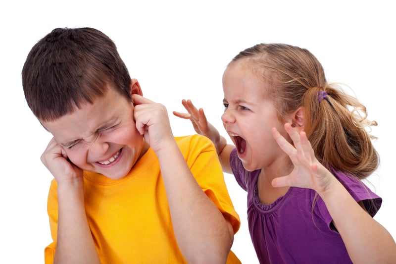 ¿Es normal que los niños se arañen y se muerdan en la guardería?