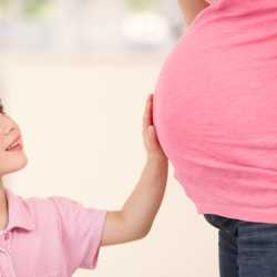 Las primeras pataditas del bebé en el vientre de la madre